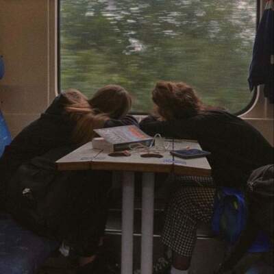 دانلود آهنگ  عشقمون کاشکی همینجوری بمونه